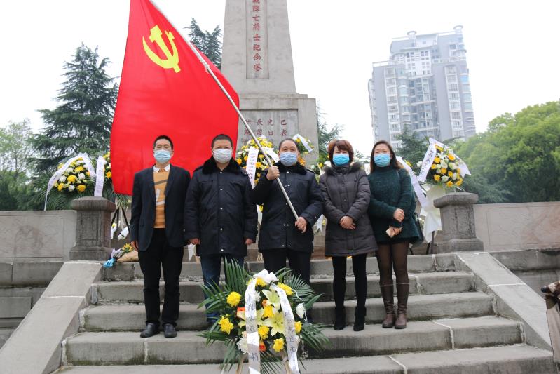 湘北汽運(yùn)黨支部主題黨日活動(dòng)，緬懷抗日英烈，祭掃墓地，敬獻(xiàn)花籃。